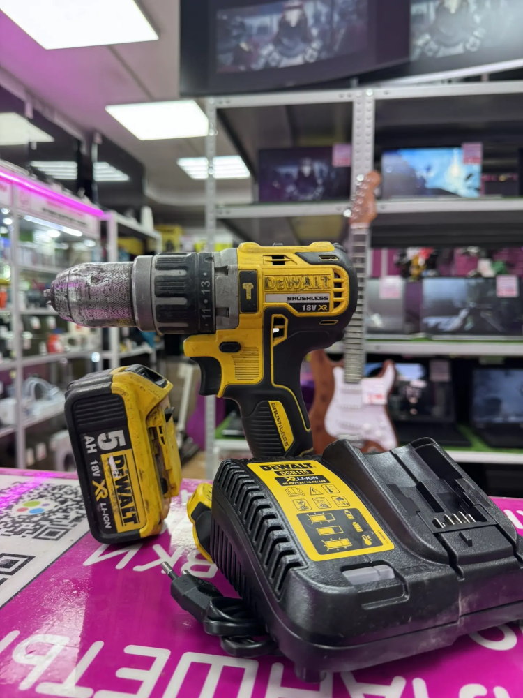 Шуруповерт DeWalt dcd796